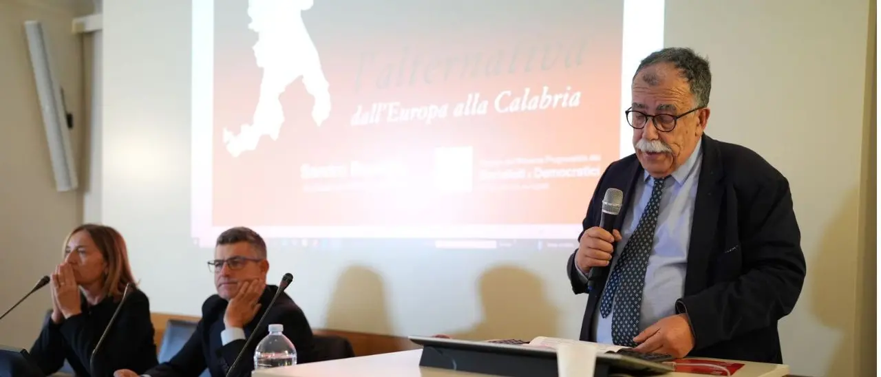 La Calabria diventa un laboratorio per il campo largo, l’eurodeputato Ruotolo prova a “federare” il centrosinistra\n