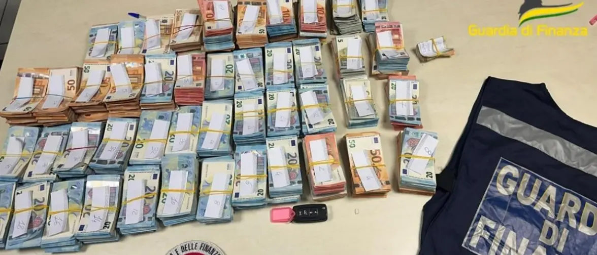 In viaggio con 400mila euro nascosti nell’auto: scatta il sequestro a Rosarno\n
