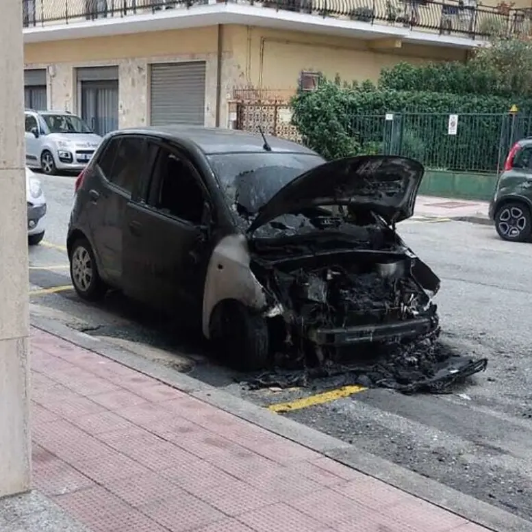 Locri, in fiamme l’auto dell’avvocato Mammoliti: indagini in corso\n