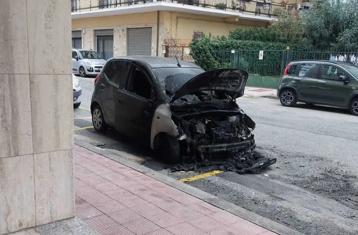 Locri, in fiamme l’auto dell’avvocato Mammoliti: indagini in corso\n