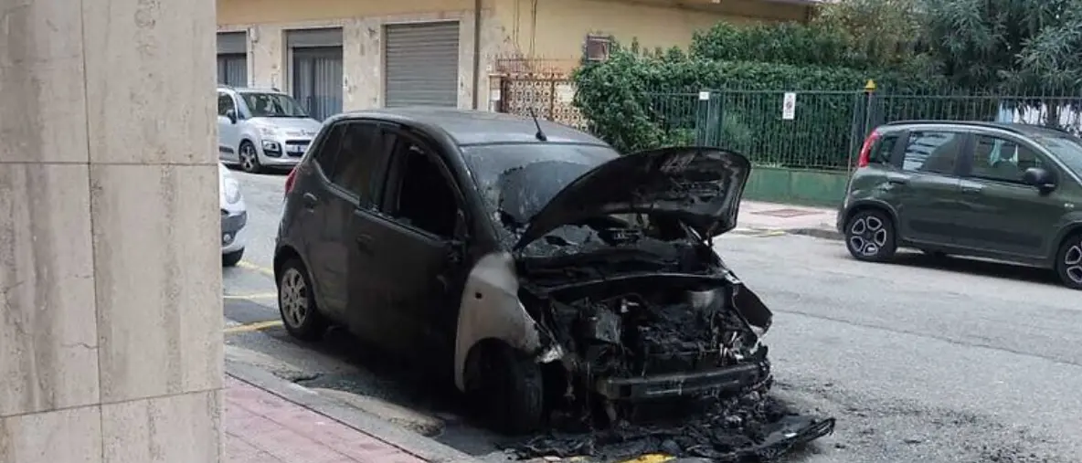 Locri, in fiamme l’auto dell’avvocato Mammoliti: indagini in corso\n