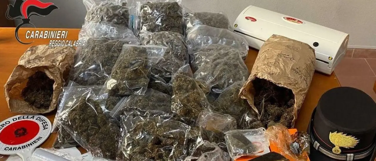 Blitz antidroga nel Reggino, sequestrati 4 chili di stupefacenti: tre arresti\n