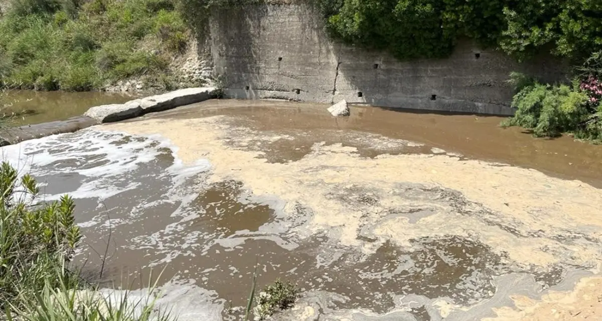 Discarica di Scala Coeli, un anno e mezzo di\u00A0denunce fino al sequestro e 5 indagati per disastro ambientale\n