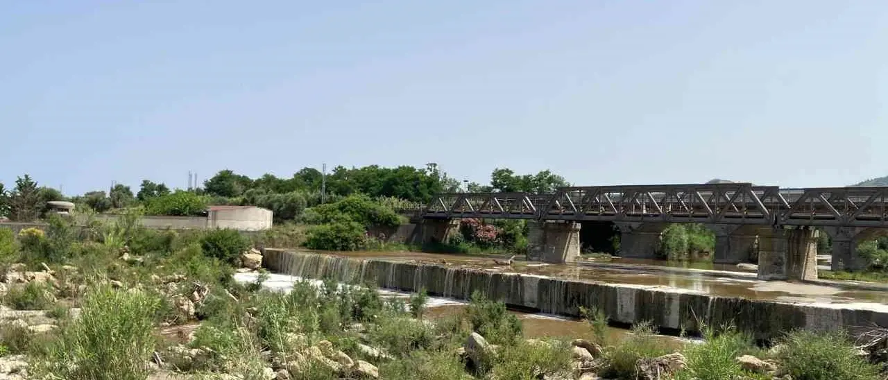 Discarica di Scala Coeli, la mossa della Procura (5 indagati e sequestro del sito) lascia l’amaro in bocca: «Solo ora dopo anni di denunce?»\n