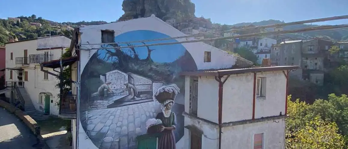 Viaggio a Pietrapaola:\u00A0nel piccolo borgo le tradizioni\u00A0rinascono grazie alla street art\n