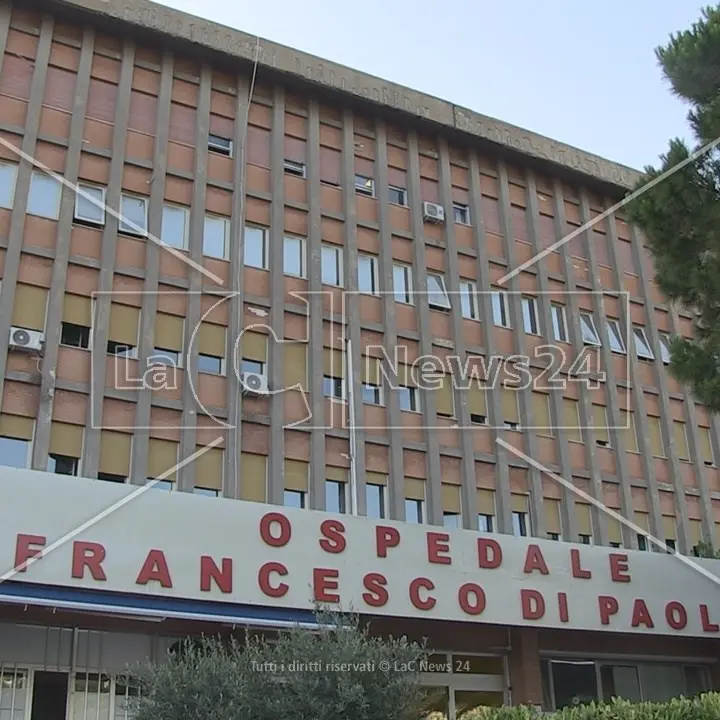 Ospedale di Paola, sit-in dei dipendenti della mensa: «Lavoratori vessati e servizio carente»\n