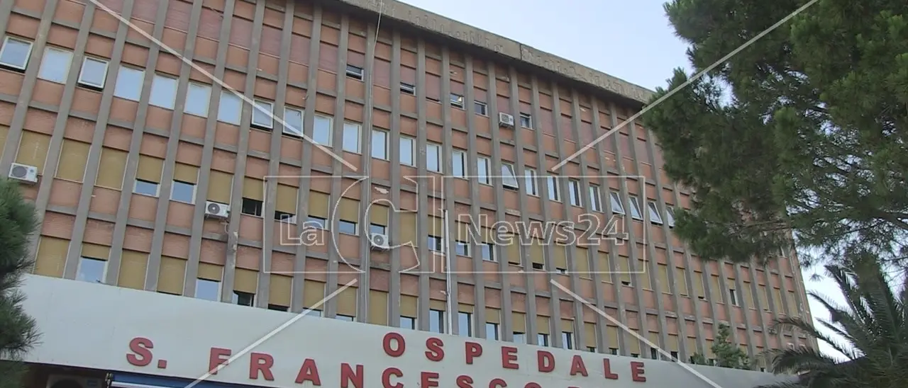 Ospedale di Paola, sit-in dei dipendenti della mensa: «Lavoratori vessati e servizio carente»\n