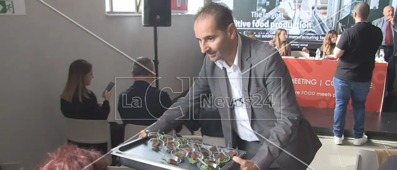 Stampato e…\u00A0mangiato. Al Salone DeGusto di Rende salmone e carne vegani in 3D\n