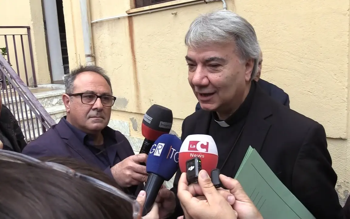 L’abbraccio della comunità di Soverato a don Mimmo Battaglia, vescovo di Napoli e presto cardinale\n