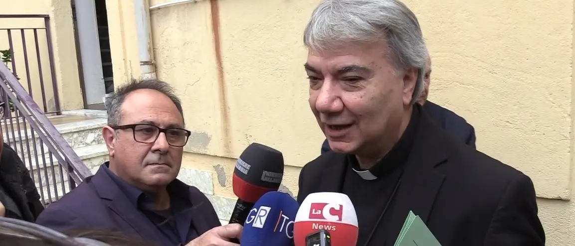 L’abbraccio della comunità di Soverato a don Mimmo Battaglia, vescovo di Napoli e presto cardinale\n