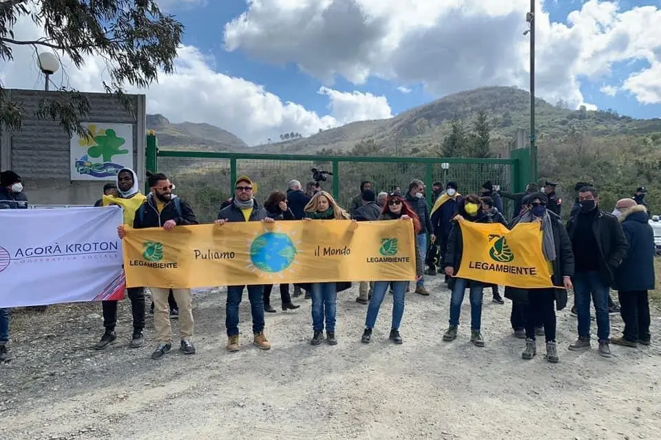 <p>Attivisti di Legambiente in sit-in alla discarica di Scala Coeli</p>\\n