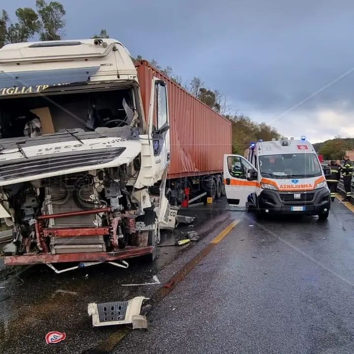 Un altro incidente sull’A2, mezzo pesante perde il controllo tra Sant’Onofrio e Pizzo: traffico bloccato