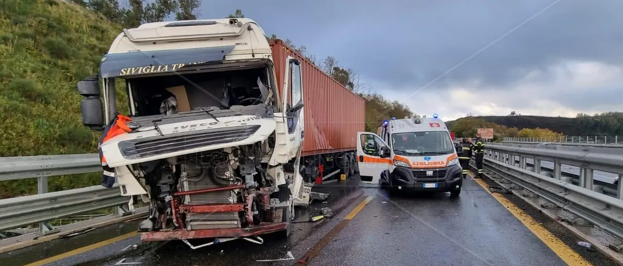 Un altro incidente sull’A2, mezzo pesante perde il controllo tra Sant’Onofrio e Pizzo: traffico bloccato
