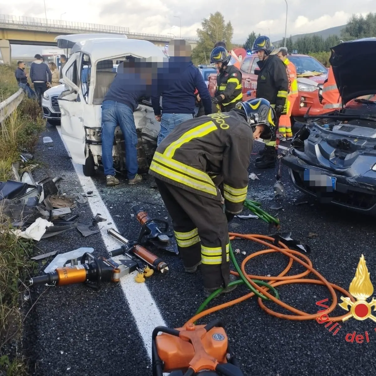 Scontro tra un furgone e un’auto nei pressi della Cittadella regionale a Catanzaro, tre feriti di cui uno grave\n