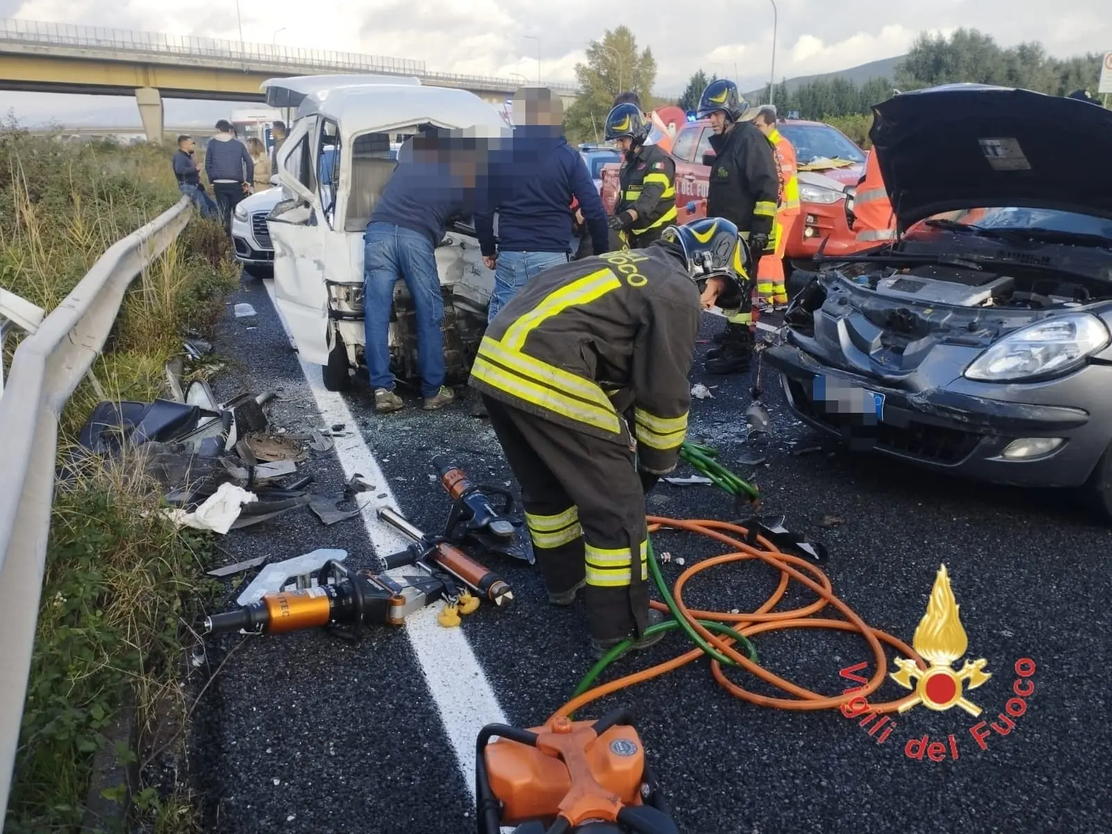 Scontro tra un furgone e un’auto nei pressi della Cittadella regionale a Catanzaro, tre feriti di cui uno grave\n