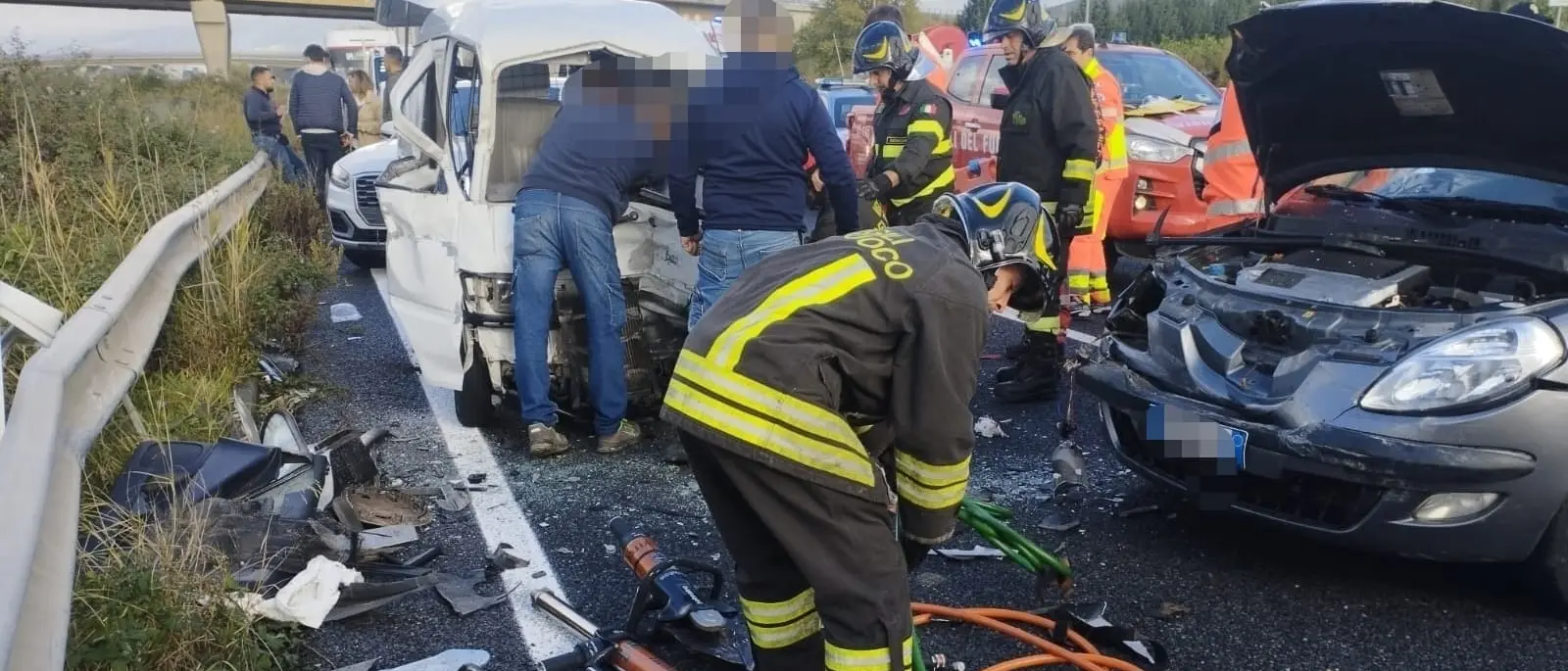 Scontro tra un furgone e un’auto nei pressi della Cittadella regionale a Catanzaro, tre feriti di cui uno grave\n