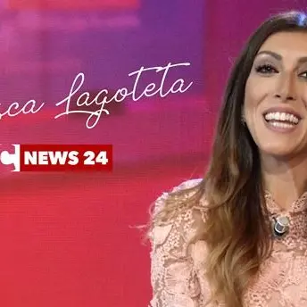 Conduttrice, autrice, cantante: Lagoteta anchor woman multitasking