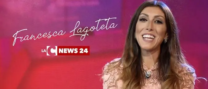 Conduttrice, autrice, cantante: Lagoteta anchor woman multitasking