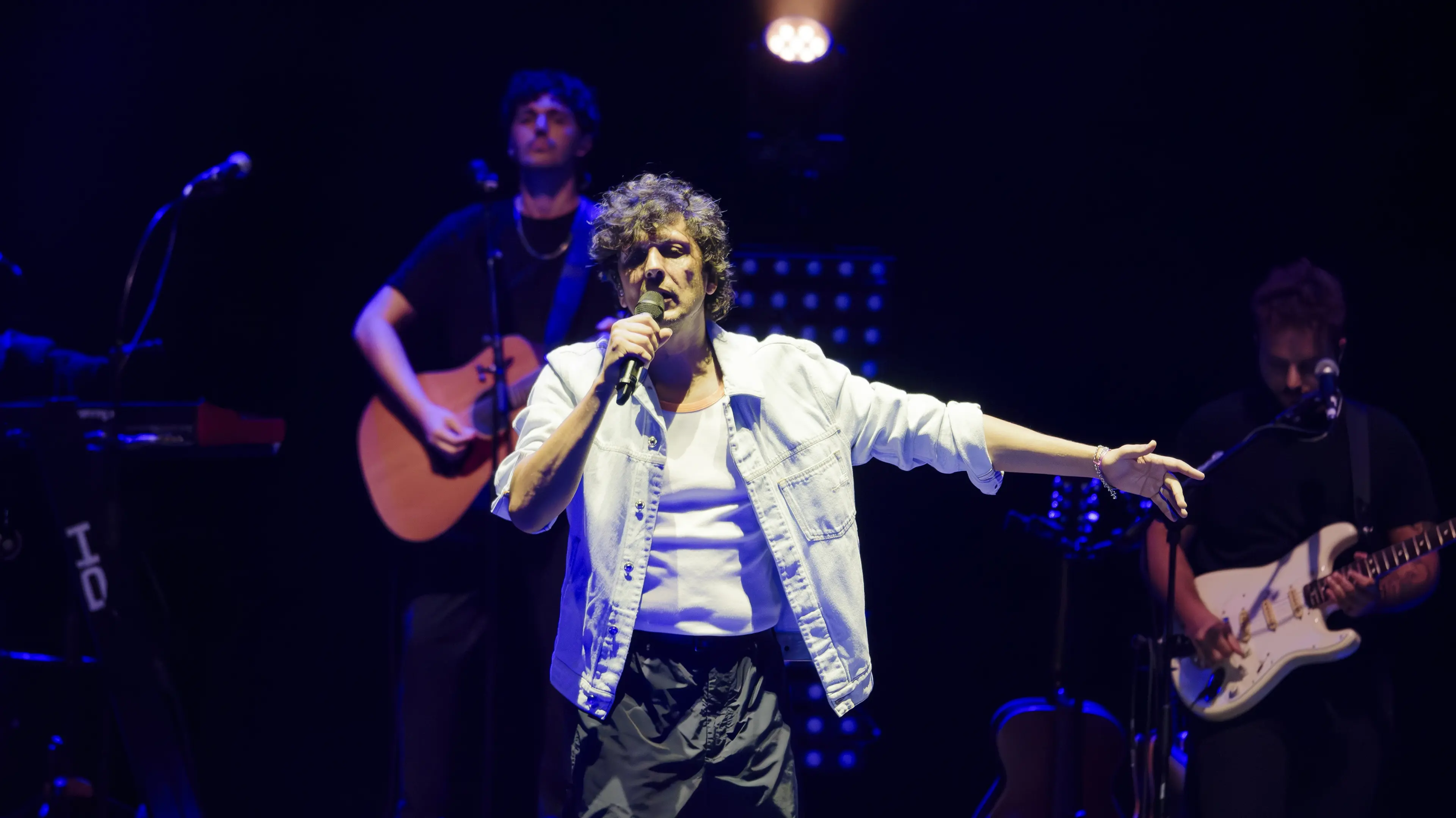 <p>Ermal Meta, il cantante italo-albanese sar&agrave; in concerto nei teatri italiani nel 2025</p>\\n