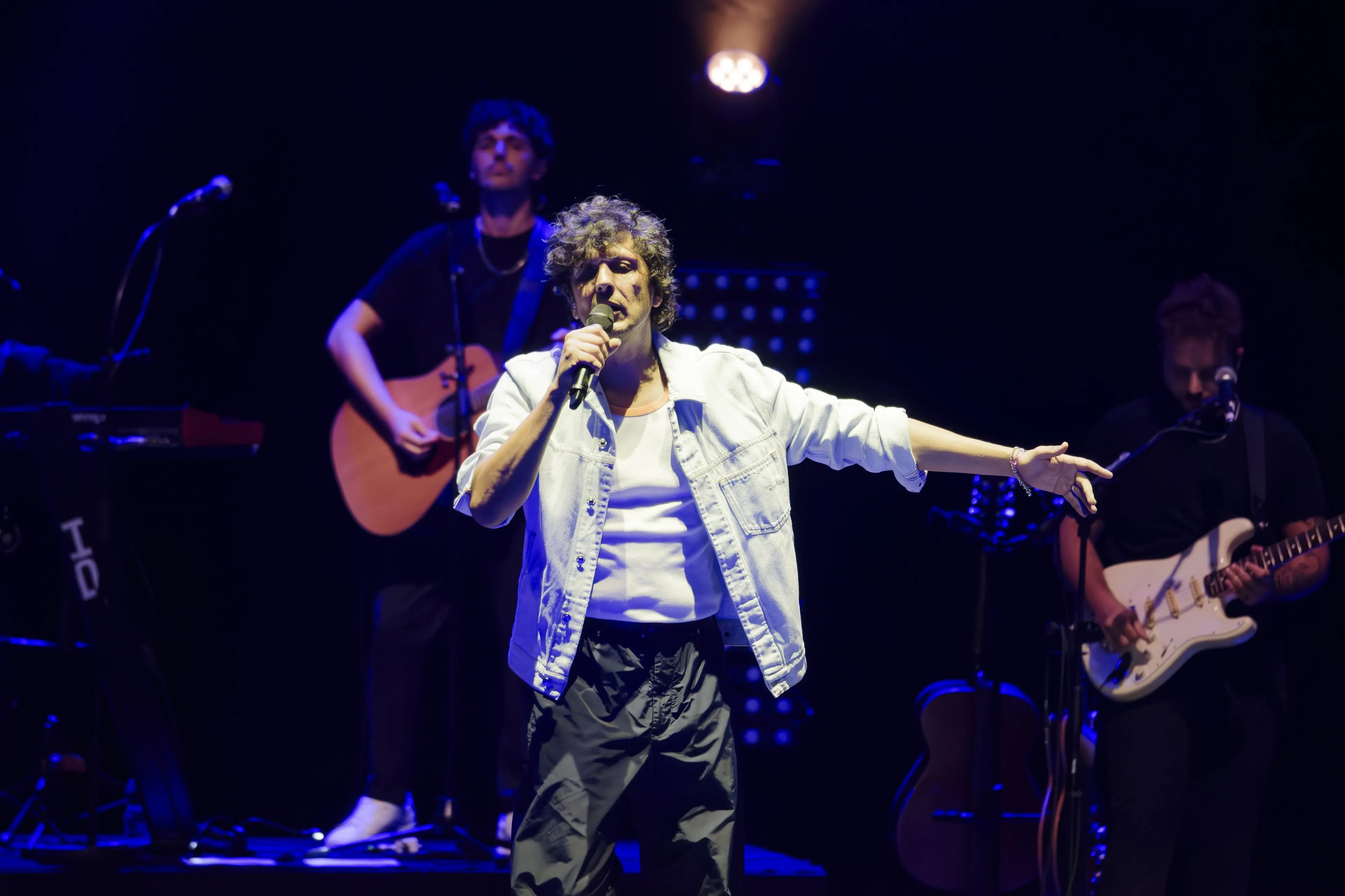 <p>Ermal Meta, il cantante italo-albanese sar&agrave; in concerto nei teatri italiani nel 2025</p>\\n