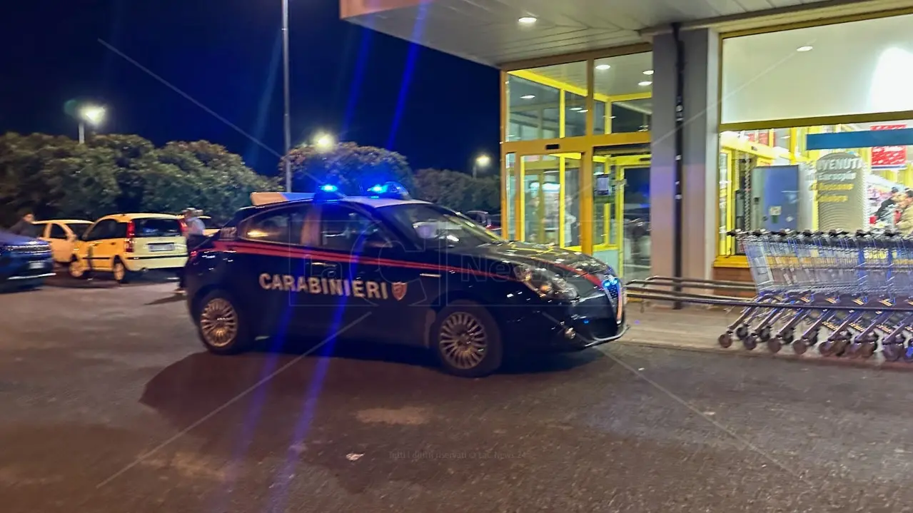 Rapina in un supermercato di Rossano: bandito minaccia con un coltello la cassiera e fugge con il bottino