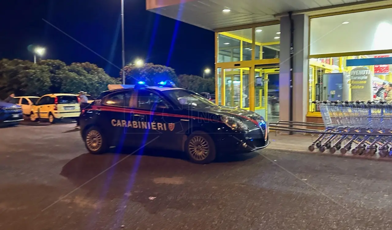 Rapina a mano armata in un supermercato di Rossano: bandito minaccia la cassiera e fugge con il bottino\n