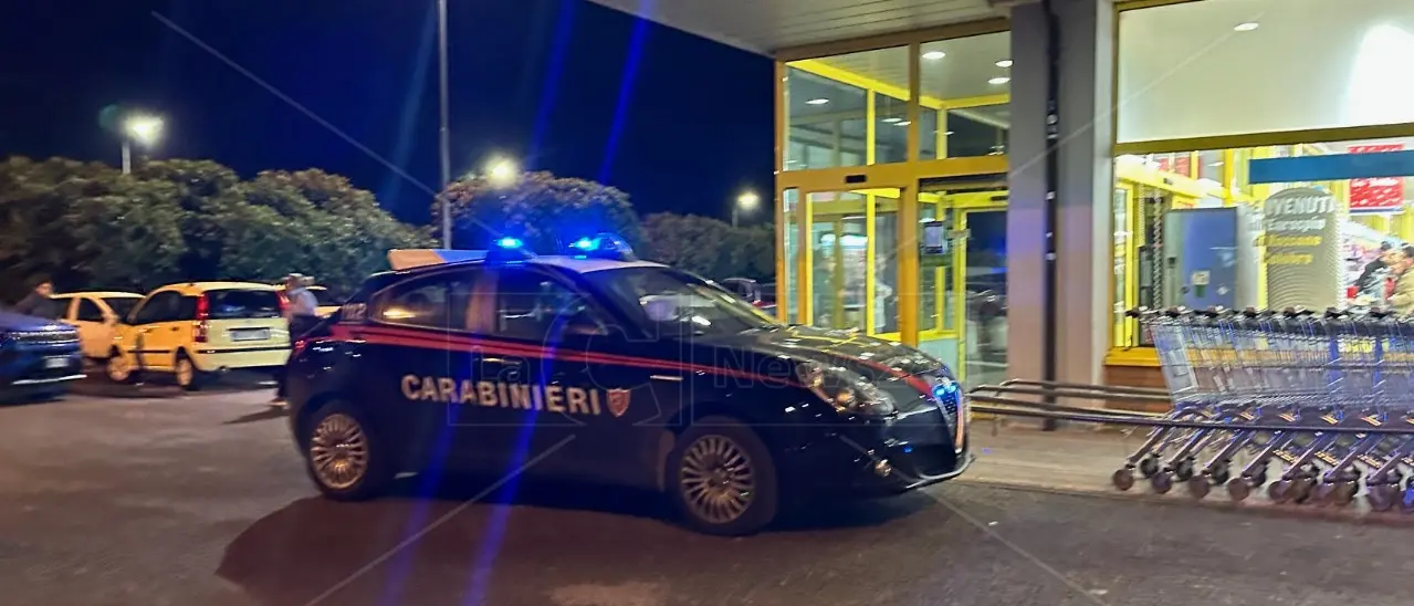 Rapina a mano armata in un supermercato di Rossano: bandito minaccia la cassiera e fugge con il bottino\n