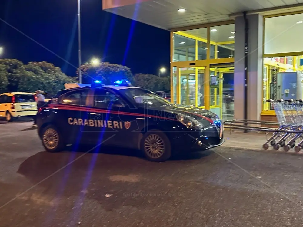 Rapina in un supermercato di Rossano: bandito minaccia con un coltello la cassiera e fugge con il bottino