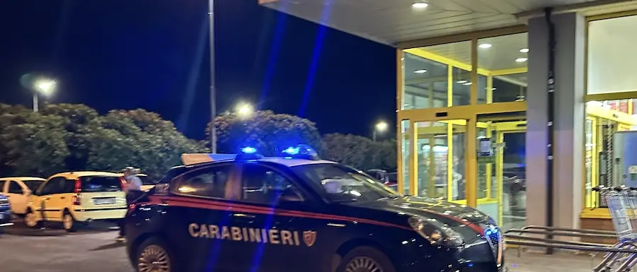Rapina un supermercato e sequestra cassiera a Rossano, arrestato 41enne: è un ex dipendente