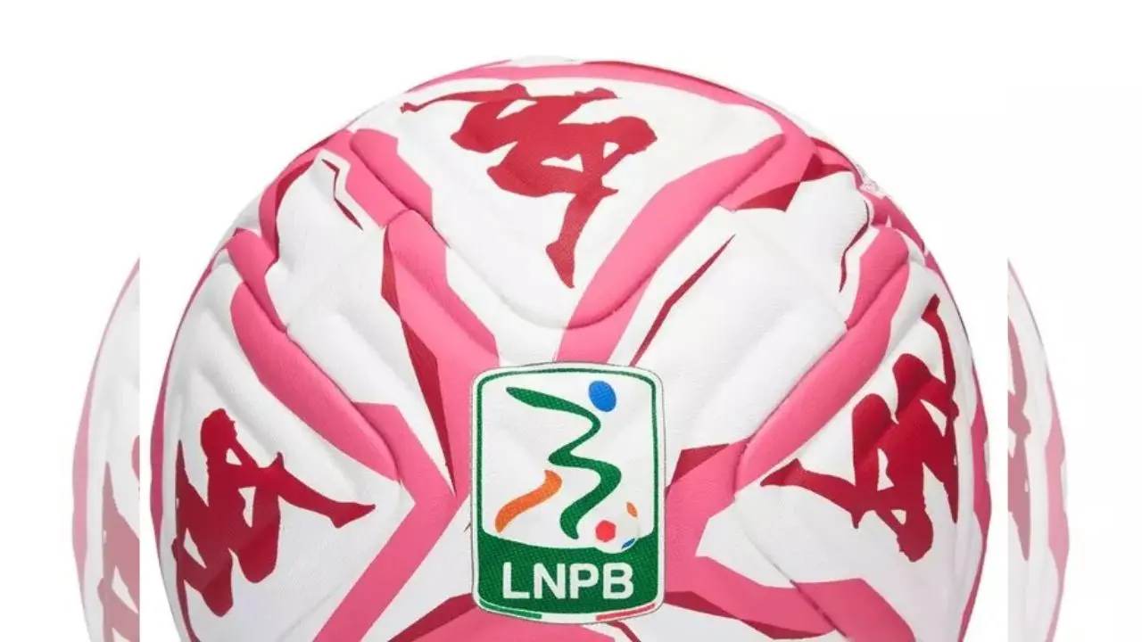 Il pallone della Serie B contro la violenza sulle donne