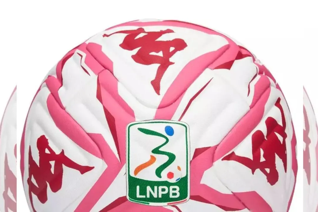 Il pallone della Serie B contro la violenza sulle donne