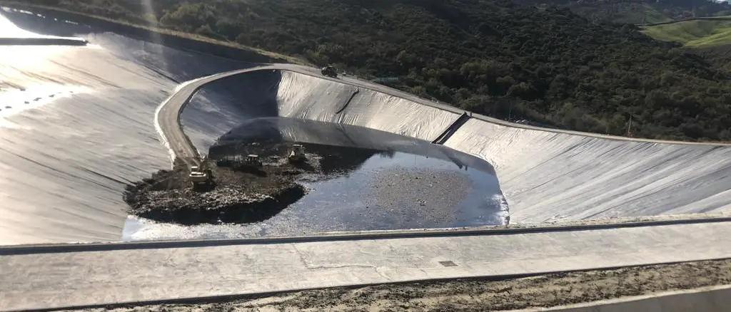 Discarica di Scala Coeli, il gip: «Nessuna rottura accidentale ma\u00A0irregolarità poste in essere per avviare l’impianto in tempi brevi»\n