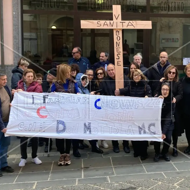 Vibo, associazioni e cittadini in protesta a difesa della sanità: «Con lo scioglimento dell’Asp torniamo indietro di un anno, si rischia la paralisi»\n