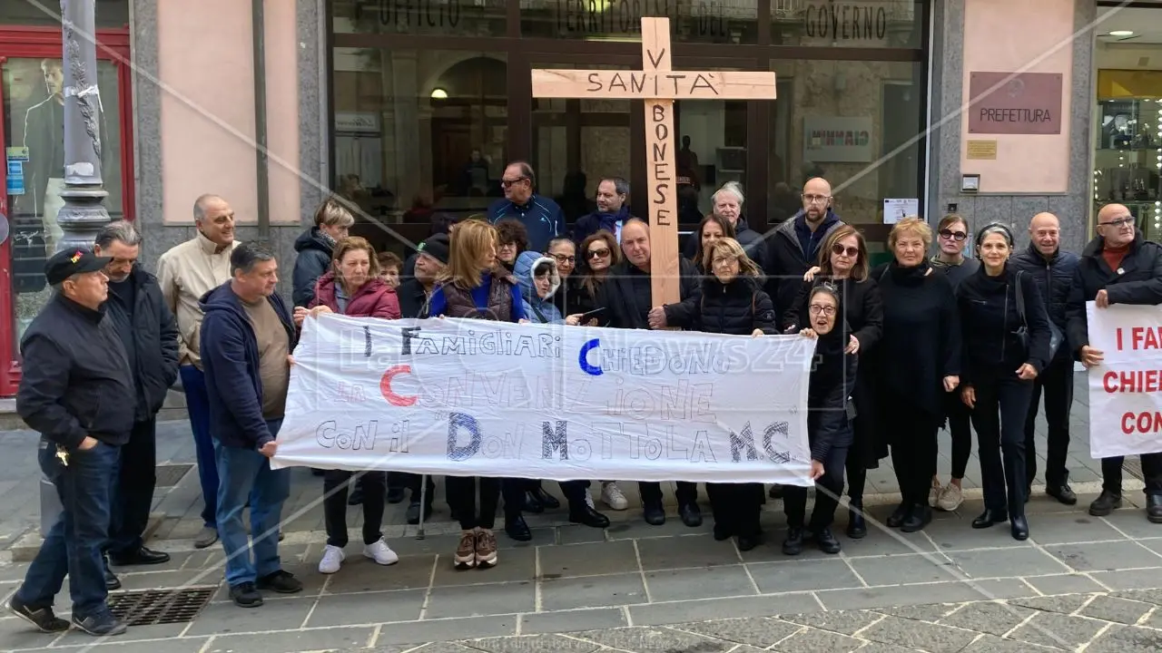 Vibo, associazioni e cittadini in protesta a difesa della sanità: «Con lo scioglimento dell’Asp torniamo indietro di un anno, si rischia la paralisi»\n