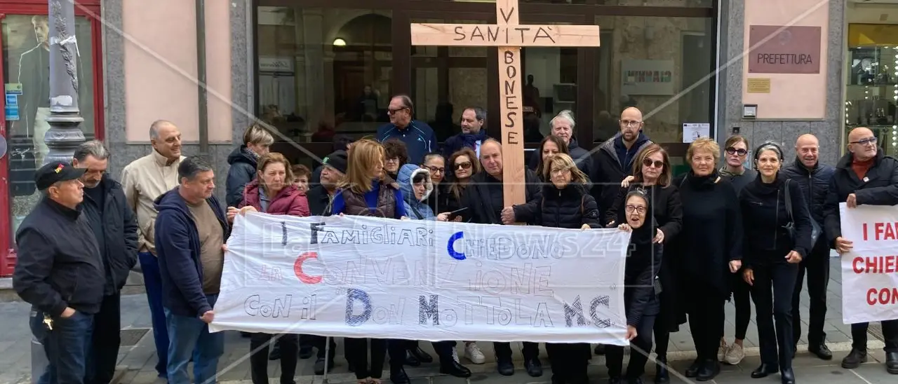 Vibo, associazioni e cittadini in protesta a difesa della sanità: «Con lo scioglimento dell’Asp torniamo indietro di un anno, si rischia la paralisi»\n