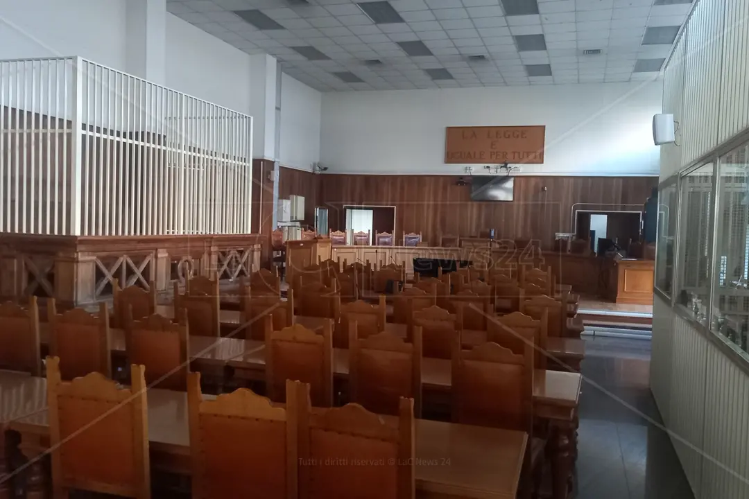 <p>L&#39;aula della Corte d&#39;Assise del tribunale di Cosenza</p>\\n