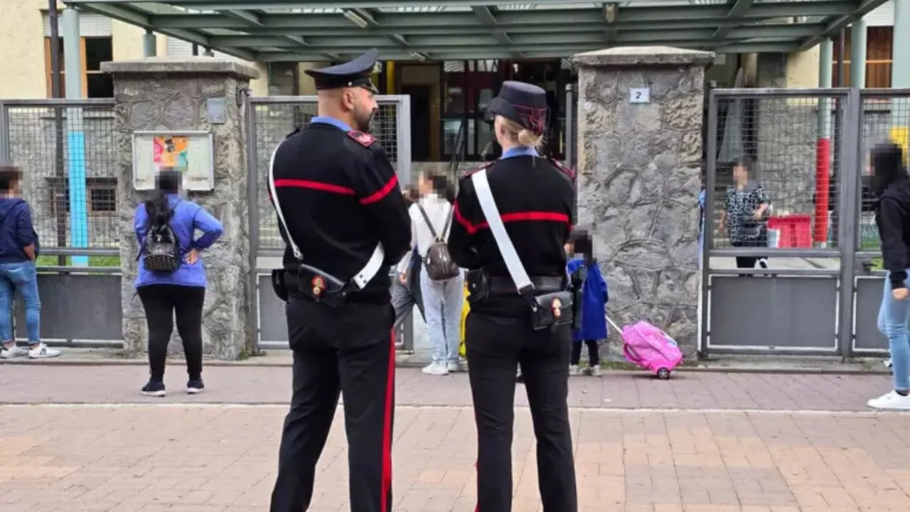 Carabinieri nell vicinanze di una scuola