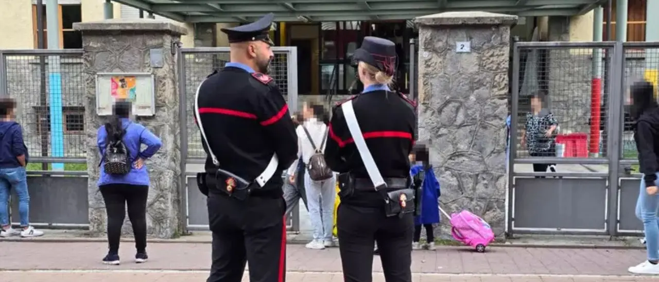 Un gruppo di\u00A0genitori irrompe in una scuola nel Napoletano: aggredita una docente di sostegno