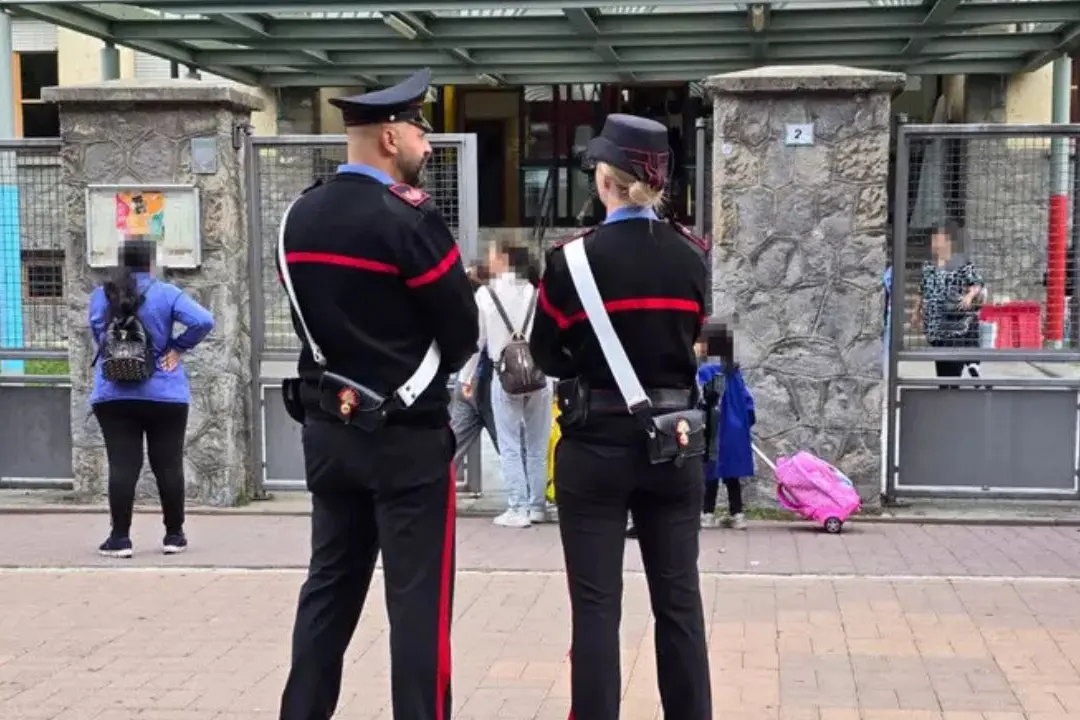 Carabinieri nell vicinanze di una scuola