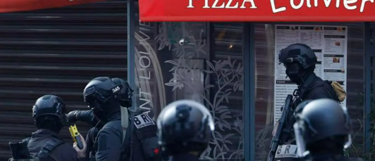 Armato di coltello si barrica nella pizzeria di famiglia e tiene in ostaggio 4 dipendenti, liberati dopo alcune ore\n