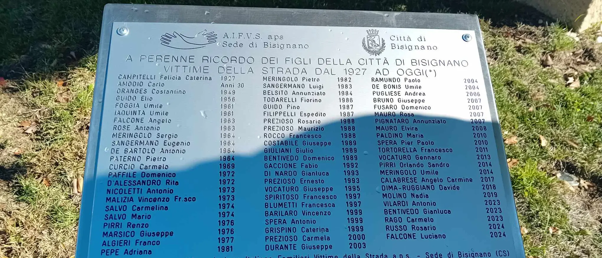 A Bisignano 68\u00A0vite perse a causa di incidenti stradali, nel centro cosentino una targa per ricordare le vittime\n