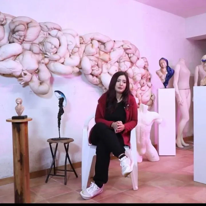 Le statue di stoffa create\u00A0utilizzando materiali riciclati, così l’arte\u00A0di Nadia Riotto prende vita