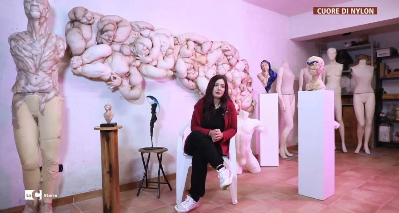 Le statue di stoffa create\u00A0utilizzando materiali riciclati, così l’arte\u00A0di Nadia Riotto prende vita