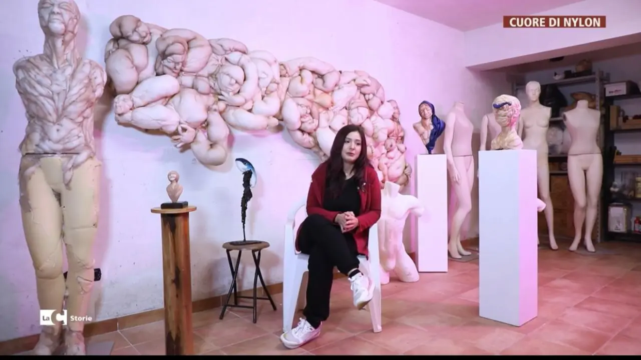 Le statue di stoffa create\u00A0utilizzando materiali riciclati, così l’arte\u00A0di Nadia Riotto prende vita
