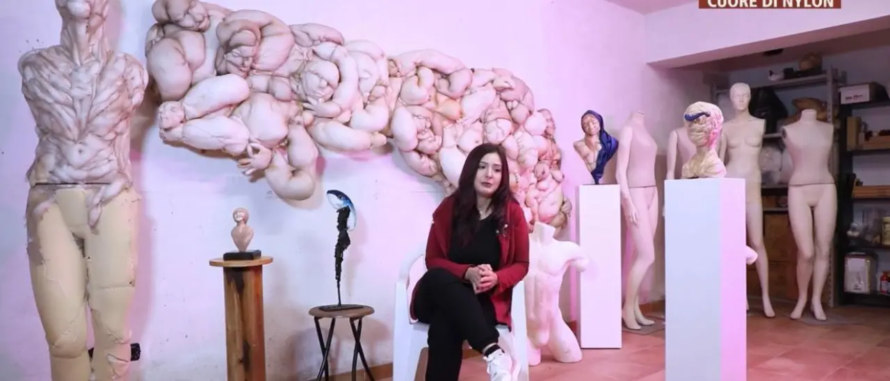 Le statue di stoffa create\u00A0utilizzando materiali riciclati, così l’arte\u00A0di Nadia Riotto prende vita