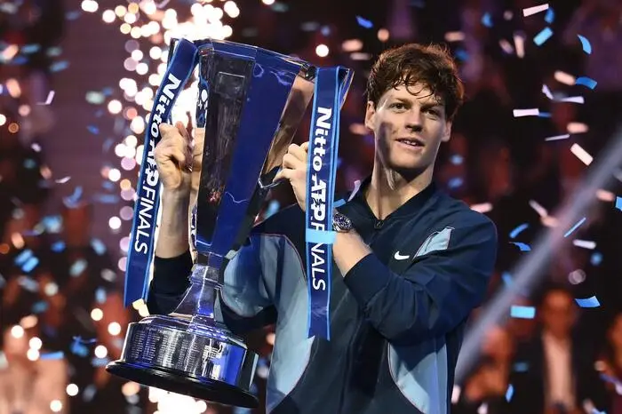 Jannik Sinner alza il trofeo degli Atp Finals , AFP