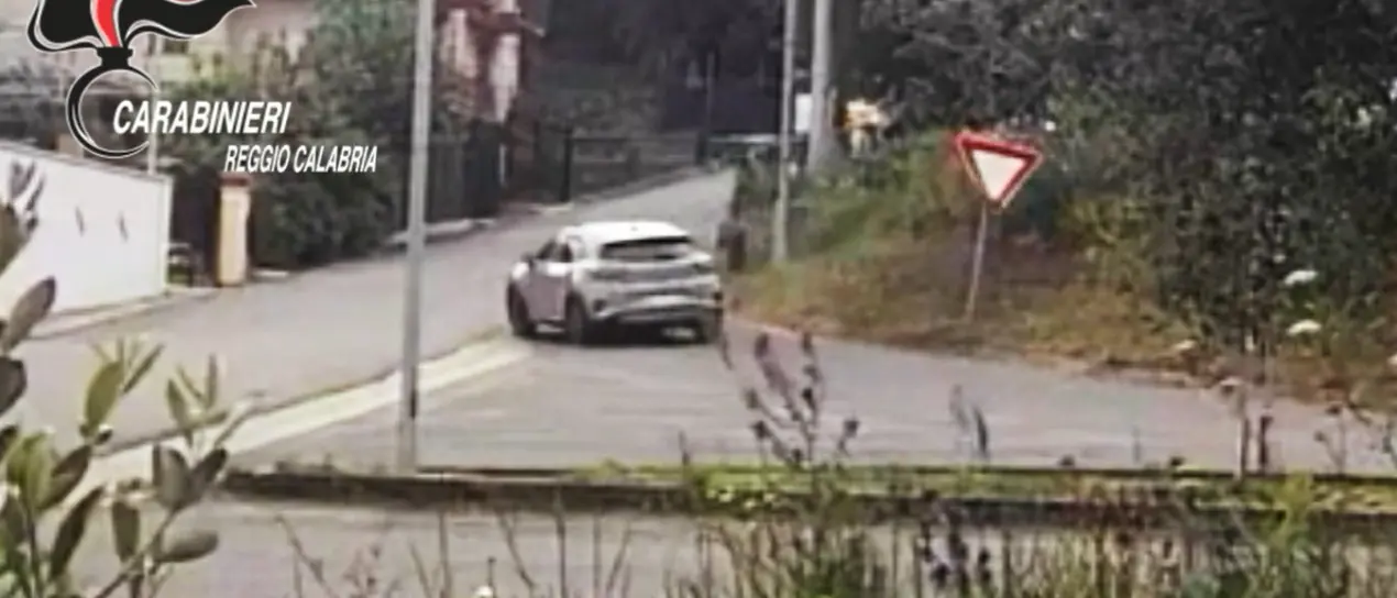 I carabinieri di Reggio smantellano una centrale delle truffe nel cuore di Napoli: nei guai due pregiudicati\n