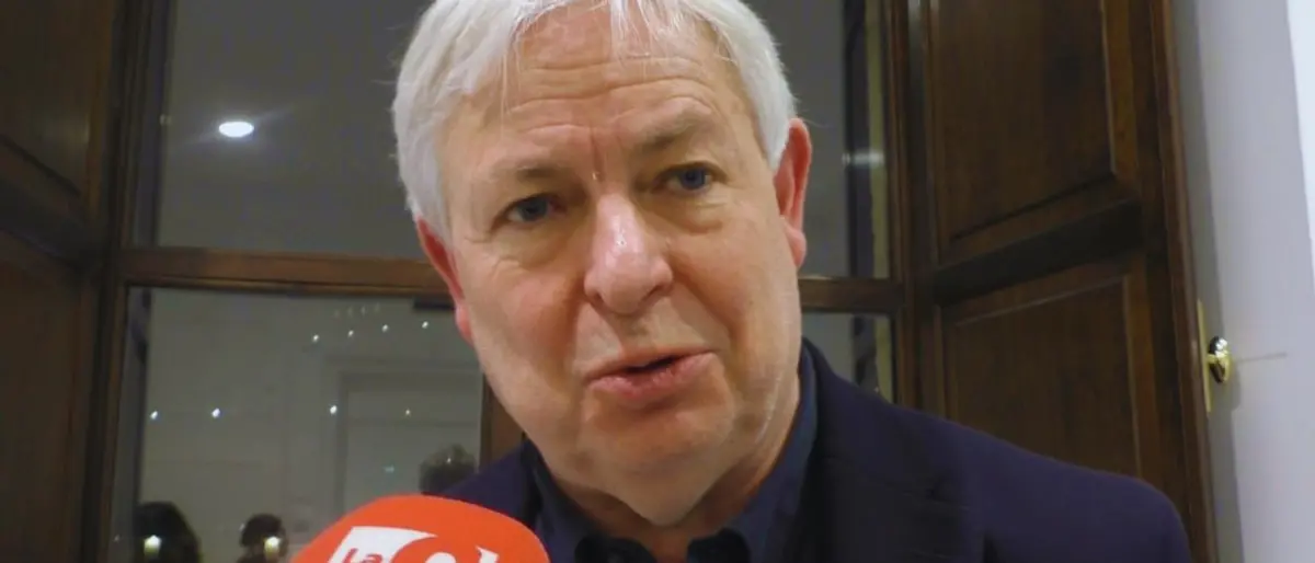 Lo scrittore Jonathan Coe a Cosenza: «Trump e Musk? Uomini molto pericolosi»\n