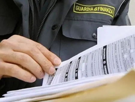 Le mani della ’ndrangheta sul business dei carburanti: comandava la cosca Mazzaferro, 19 arresti e sequestro da 7 milioni a Roma