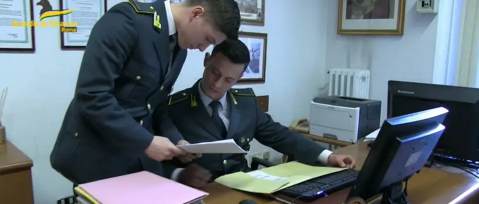 Il clan Mazzaferro a Roma impone la logica mafiosa sui carburanti: l’imprenditore vende alla camorra ed è costretto a fuggire in Albania\n